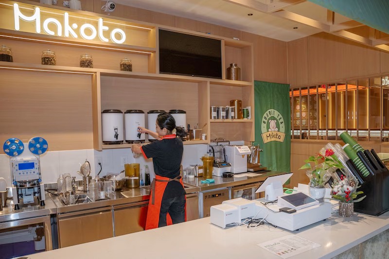 Makoto team member working the bubble-tea bar station in Staten Island
